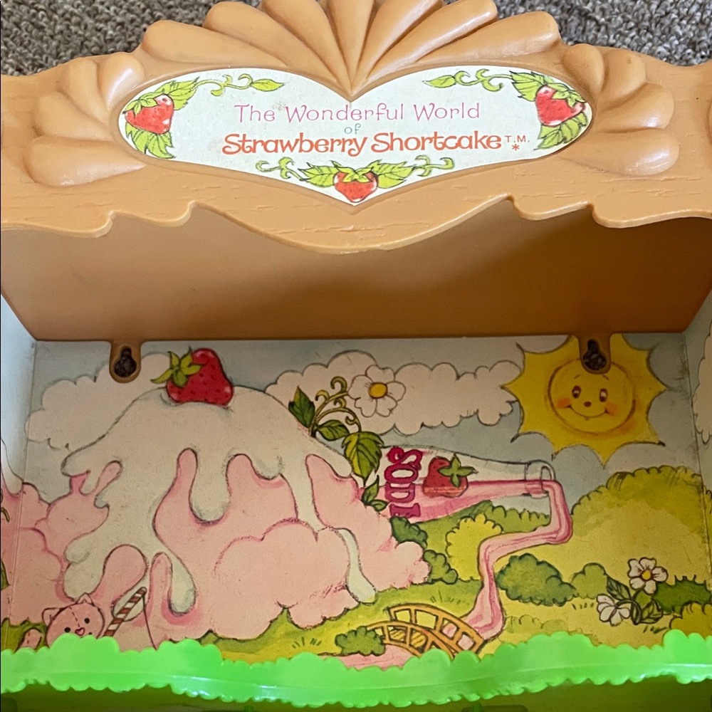 Strawberry Shortcake Cabinet & figures - Picture 6 of 14